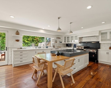 2700 Glendower Avenue - Photo Thumbnail 8