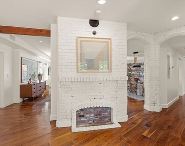 2700 Glendower Avenue - Photo Thumbnail 14