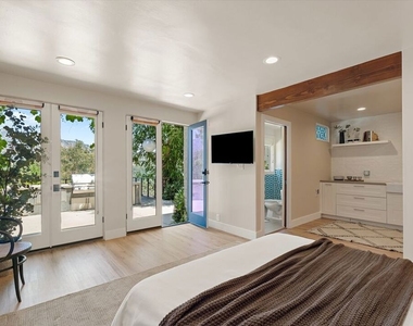 2700 Glendower Avenue - Photo Thumbnail 50