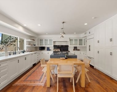 2700 Glendower Avenue - Photo Thumbnail 12