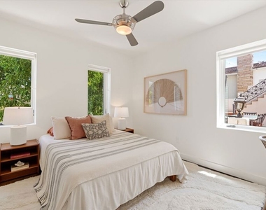 2700 Glendower Avenue - Photo Thumbnail 35
