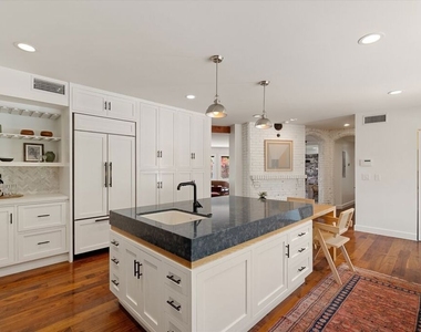 2700 Glendower Avenue - Photo Thumbnail 11