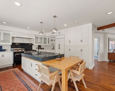 2700 Glendower Avenue - Photo Thumbnail 9