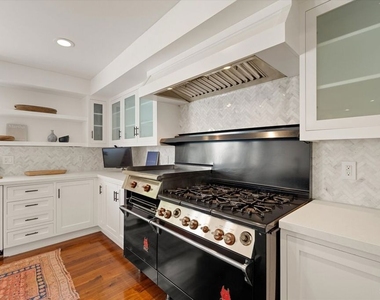 2700 Glendower Avenue - Photo Thumbnail 13