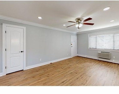 20 Perry Boulevard - Photo Thumbnail 5