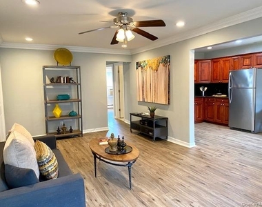 393 Great East Neck Road - Photo Thumbnail 4