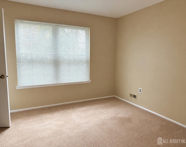 109 Applegate Lane - Photo Thumbnail 3