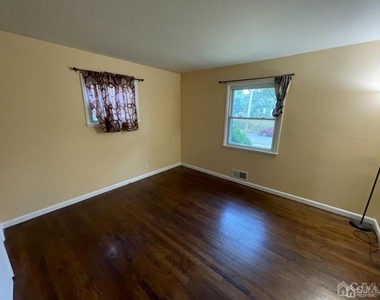 210 Runyon Avenue - Photo Thumbnail 10