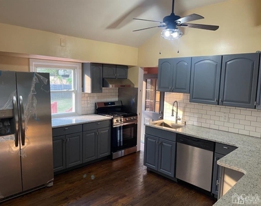 210 Runyon Avenue - Photo Thumbnail 4