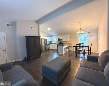 1238 Lakeview Parkway - Photo Thumbnail 1