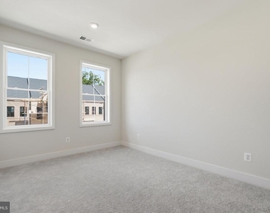 42200 Shining Star Square - Photo Thumbnail 16