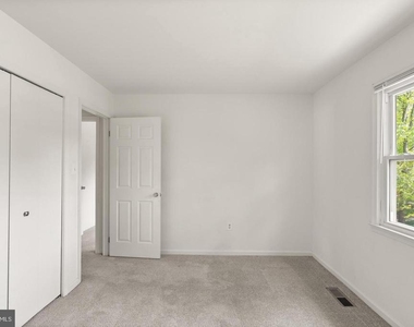 8902 Huxley Court - Photo Thumbnail 34