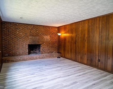 5012 Larno Drive - Photo Thumbnail 8