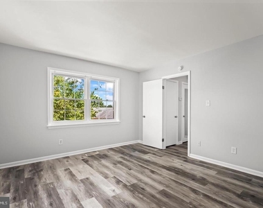 9904 Hagel Circle - Photo Thumbnail 18