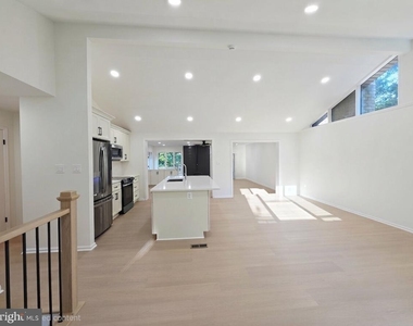 10027 W Constable Court - Photo Thumbnail 5