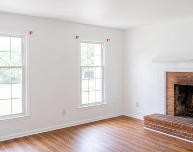 402 Forest Court - Photo Thumbnail 3
