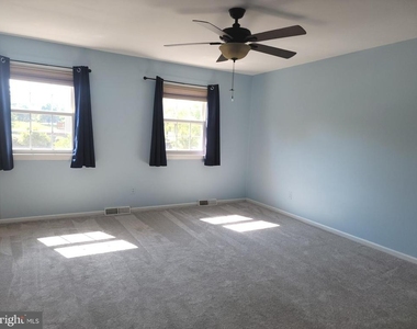 4517 N Hedgerow Drive - Photo Thumbnail 4