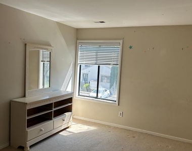 8 Avon Drive - Photo Thumbnail 5