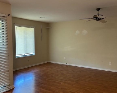 8 Avon Drive - Photo Thumbnail 3