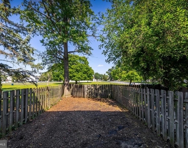 1445 Boxwood Drive - Photo Thumbnail 3