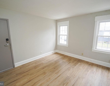 308 N Division Street - Photo Thumbnail 8