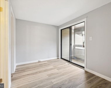 9406 Collette Way - Photo Thumbnail 8