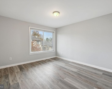 9406 Collette Way - Photo Thumbnail 7