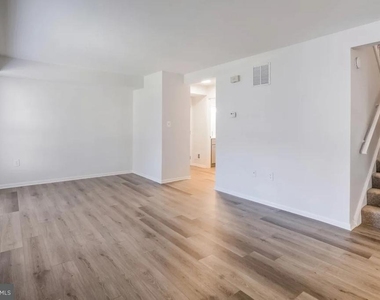 1699 Yale Place - Photo Thumbnail 8