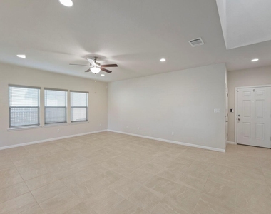 202 Driftwood Ln - Photo Thumbnail 4