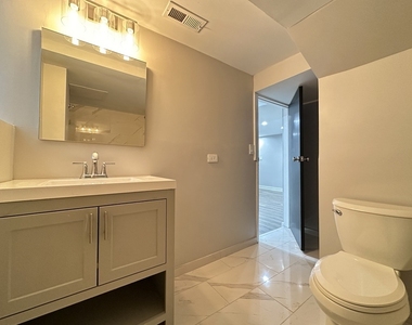 2617 W Rascher Avenue - Photo Thumbnail 18