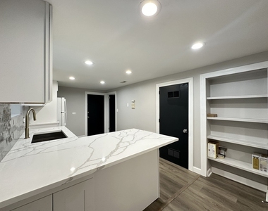 2617 W Rascher Avenue - Photo Thumbnail 6