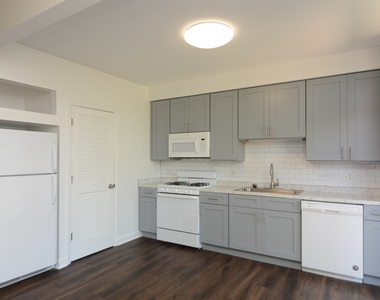 5208 N Sawyer Avenue - Photo Thumbnail 2