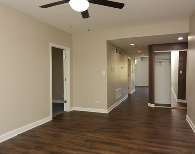 5208 N Sawyer Avenue - Photo Thumbnail 12
