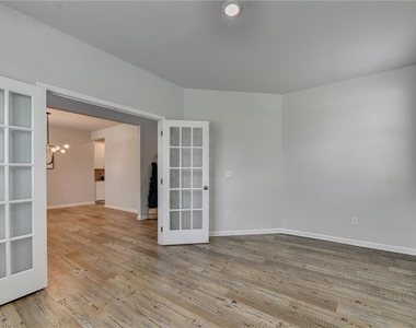 3828 Amicus Drive - Photo Thumbnail 4