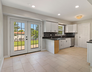 2208 Kensington Drive - Photo Thumbnail 18