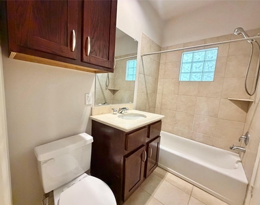 1910 Woodbury Street - Photo Thumbnail 7