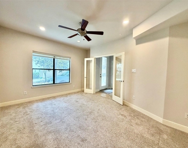 1910 Woodbury Street - Photo Thumbnail 6