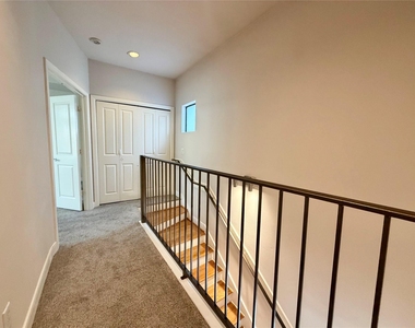 1910 Woodbury Street - Photo Thumbnail 17