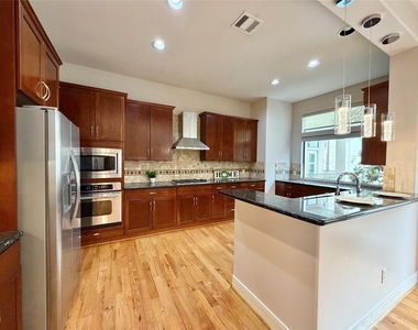 1910 Woodbury Street - Photo Thumbnail 13