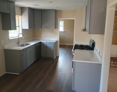 7118 Redding Road - Photo Thumbnail 3