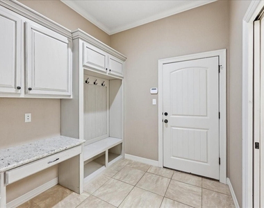 160 Colonial Estates Drive - Photo Thumbnail 9