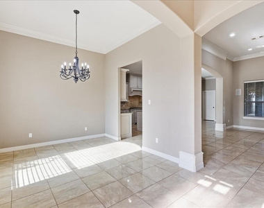 160 Colonial Estates Drive - Photo Thumbnail 2