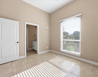 160 Colonial Estates Drive - Photo Thumbnail 12