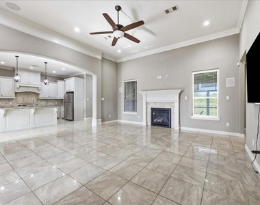 160 Colonial Estates Drive - Photo Thumbnail 5