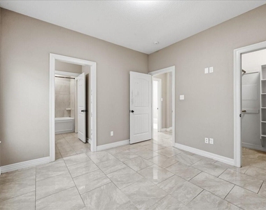 160 Colonial Estates Drive - Photo Thumbnail 10
