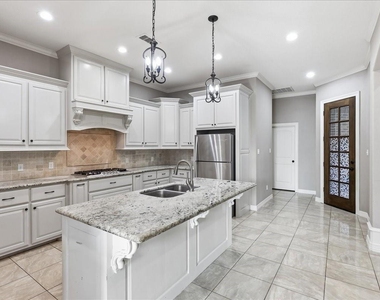 160 Colonial Estates Drive - Photo Thumbnail 3