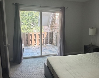 702 N Holiday Drive - Photo Thumbnail 5