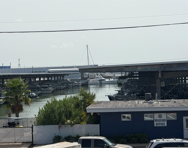 702 N Holiday Drive - Photo Thumbnail 10