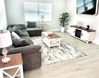 12511 Davis Boulevard - Photo Thumbnail 5