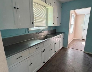 512 Stimpson Street - Photo Thumbnail 3